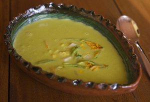 Крем-суп с цветами кабачков, фаршированных сыром