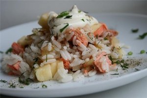 Рисовый салат с семгой и овощами