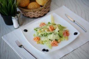 Лососевый салат с лаймом и имбирем