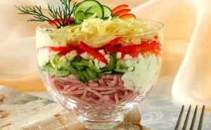 Овощной салат с ветчиной и сыром